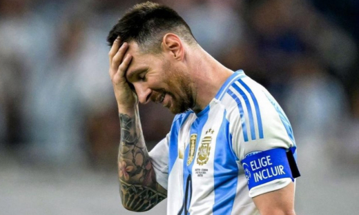 Cái ôm đầu mệt mỏi của Messi