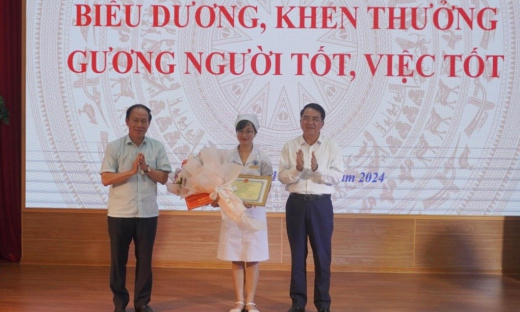 Khen thưởng điều dưỡng cứu sống bé sơ sinh ngừng thở