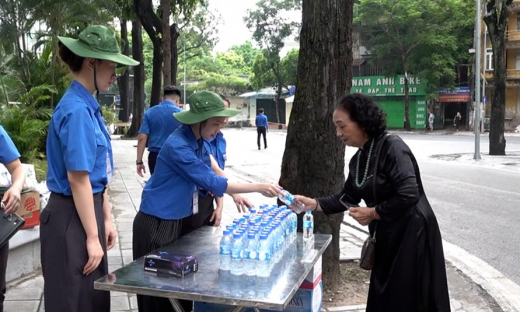 Lực lượng tình nguyện viên tích cực hỗ trợ nhân dân đến viếng Tổng Bí thư Nguyễn Phú Trọng