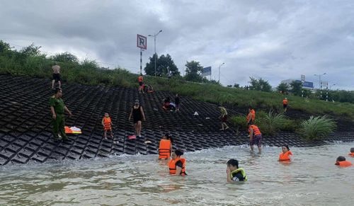 Thủy điện Hòa Bình mở 3 cửa xả, hàng chục người vẫn thản nhiên tắm dưới chân đập