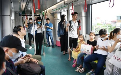 1,4 vạn khách đi tàu sau ngày đầu vận hành metro Nhổn - ga Hà Nội