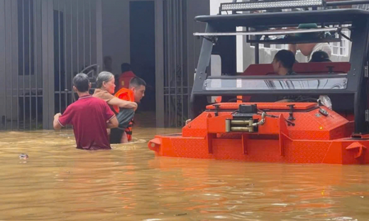 Đường phố, nhà cửa ngập sâu trong nước ở Yên Bái