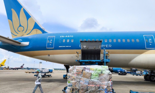 Vietnam Airlines vận chuyển gần 30 tấn hàng cứu trợ vùng bão lũ miền Bắc sau 2 ngày