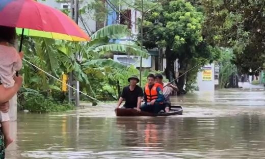 Lũ lụt dâng cao, hàng nghìn hộ dân ở Thanh Hóa chìm trong 'biển' nước