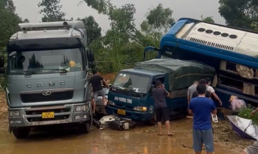 Sạt lở đất do mưa lớn vùi lấp 4 nhà dân, 1 xe khách và nhiều ôtô