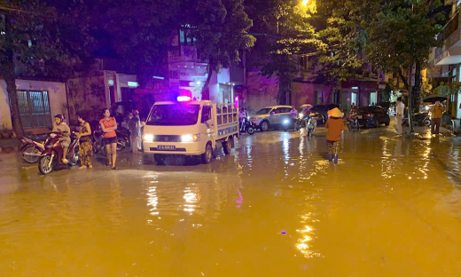 Lũ trên sông Hồng lên nhanh, nhiều nơi ở Yên Bái ngập trong đêm