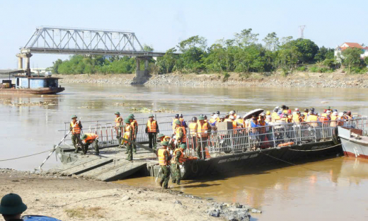 Phú Thọ dùng phà quân sự thay thế cầu phao Phong Châu