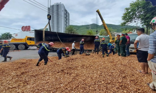 Bình Định: Khoảnh khắc xe tải chở dăm lật đè 3 người đi đường tử vong