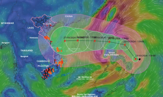Bão Trà Mi liên tục tăng cấp trước khi vào Biển Đông