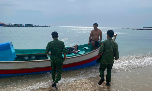 Cứu sống nữ du khách bị sóng cuốn trôi sau 1 đêm lênh đênh trên biển Phú Quý