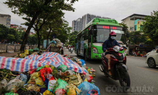 Hà Nội: Người dân chặn xe vào bãi rác Nam Sơn, nhiều tuyến phố Thủ đô ùn ứ rác thải