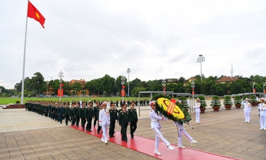 Đoàn đại biểu Đảng bộ Quân đội vào Lăng viếng Chủ tịch Hồ Chí Minh