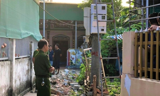Hà Tĩnh: Kéo bạt che nắng, 3 người bị điện giật tử vong trước nhà