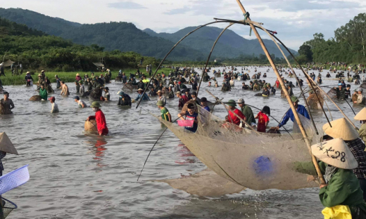 Khai hội truyền thống đánh cá Đồng Hoa ở Hà Tĩnh