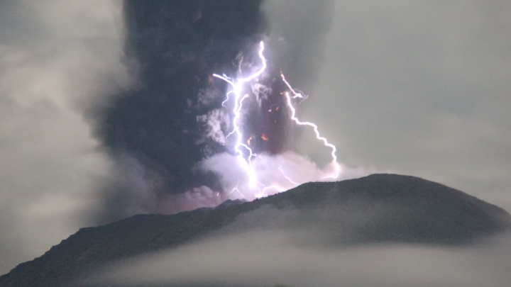 Núi lửa Ibu phun trào ở Indonesia buộc 7 ngôi làng phải sơ tán