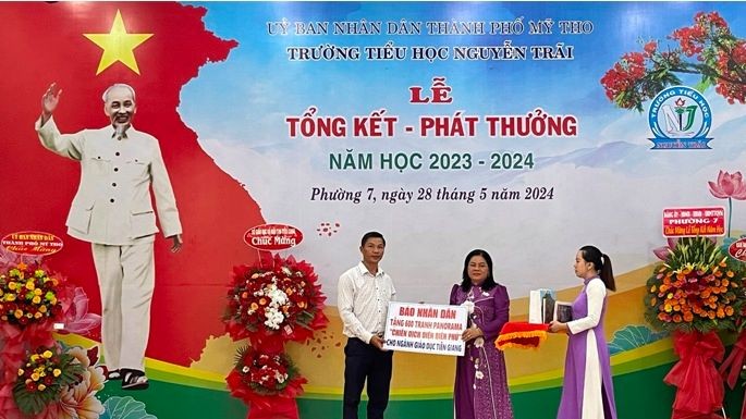Báo Nhân Dân trao 600 phụ san tranh panorama cho Sở Giáo dục và Đào tạo tỉnh Tiền Giang