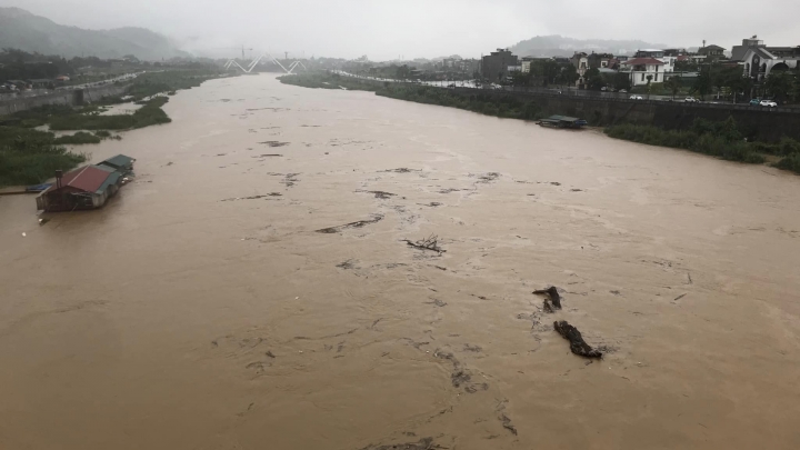 Lào Cai: Mưa rất to, lũ cực lớn trên sông Hồng đang đổ về
