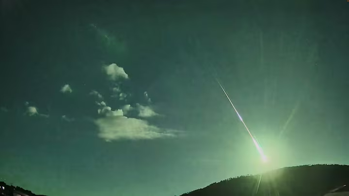 Sao chổi thắp sáng bầu trời Tây Ban Nha và Bồ Đào Nha, rực rỡ 'như một bộ phim'