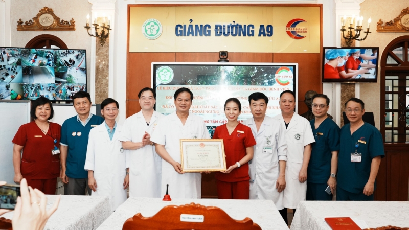 Bệnh viện Bạch Mai trao tặng giấy khen cho điều dưỡng ép tim cứu sống du khách tại Đà Nẵng