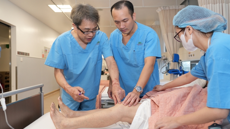 Bệnh viện Hồng Ngọc hợp tác với Giáo sư Nhật Bản phẫu thuật thay khớp gối không cắt gân cơ