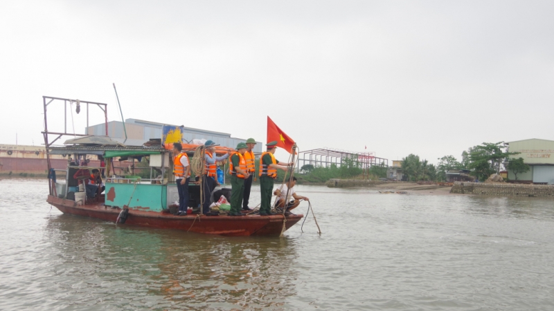 Thủ tướng Chính phủ yêu cầu khẩn trương tìm kiếm người còn mất tích do chìm thuyền trên sông Chanh