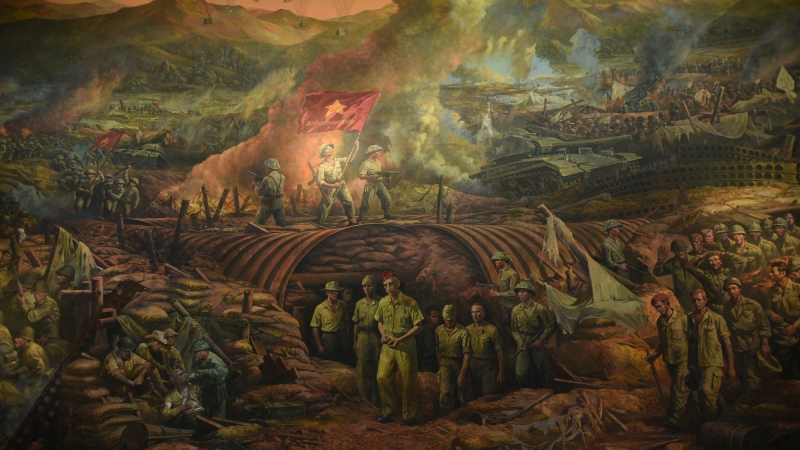 Du khách nghẹn ngào khi xem bức tranh panorama tái hiện chiến dịch Điện Biên Phủ