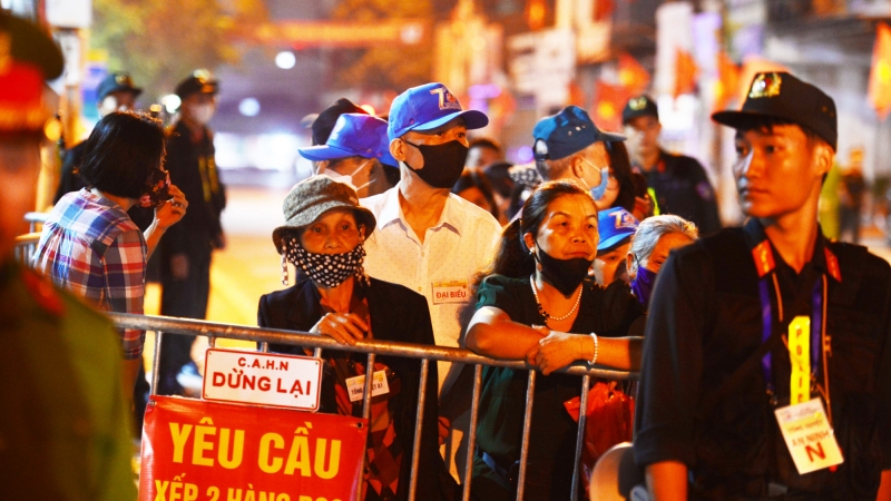 Điện Biên: Người dân xếp hàng từ 3h sáng chờ đợi vào xem tổng duyệt diễu binh, diễu hành