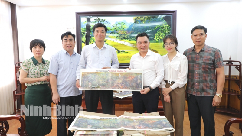 Báo Nhân Dân trao tặng 800 phụ san tranh panorama 'Chiến dịch Điện Biên Phủ' cho Sở GD&ĐT Ninh Bình