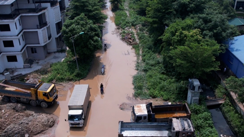 Hoài Đức (Hà Nội): Người dân vất vả lội nước trên đường dù trời đang nắng