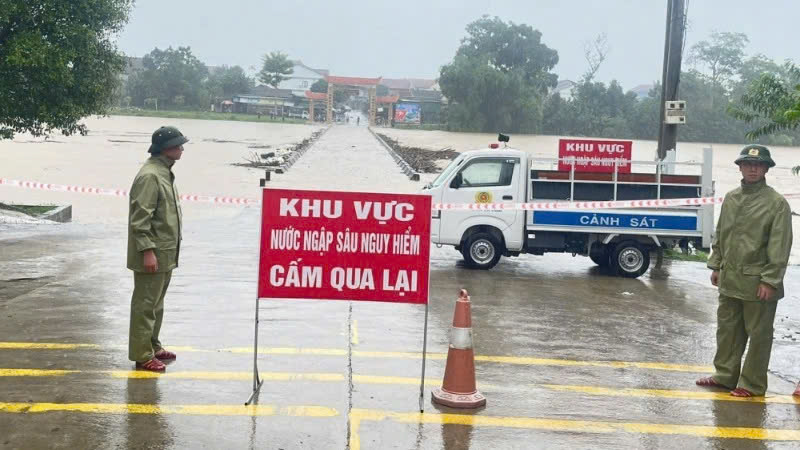 Hà Nội: Vỉa hè trên một số tuyến phố xuống cấp, gạch nứt vỡ “bẫy” người đi bộ