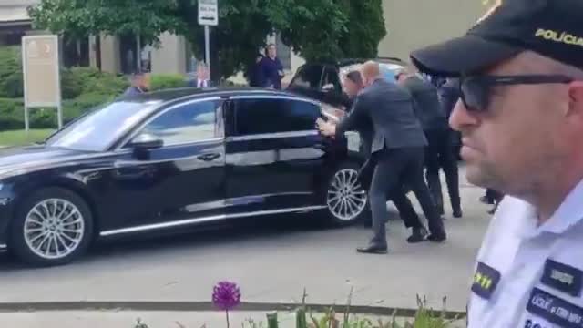 Video: Các vệ sĩ của Thủ tướng Slovakia phản ứng thế nào trong vụ ám sát?