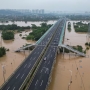Lũ lụt bất thường ở Quảng Đông (Trung Quốc), video cho thấy cây cầu bị cuốn trôi